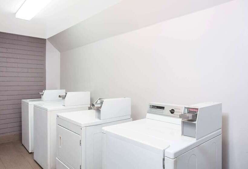 בית מלון כפרי Travelodge Inn & Suites By Wyndham Anaheim On Disneyland Dr