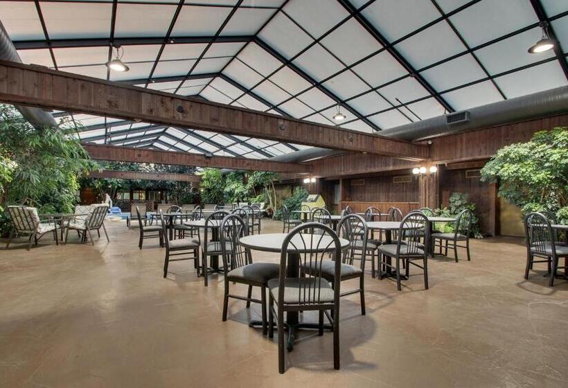 בית מלון כפרי Wingfield Inn & Suites