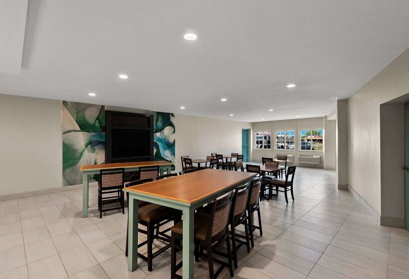 هتل Wyndham Garden Ankeny