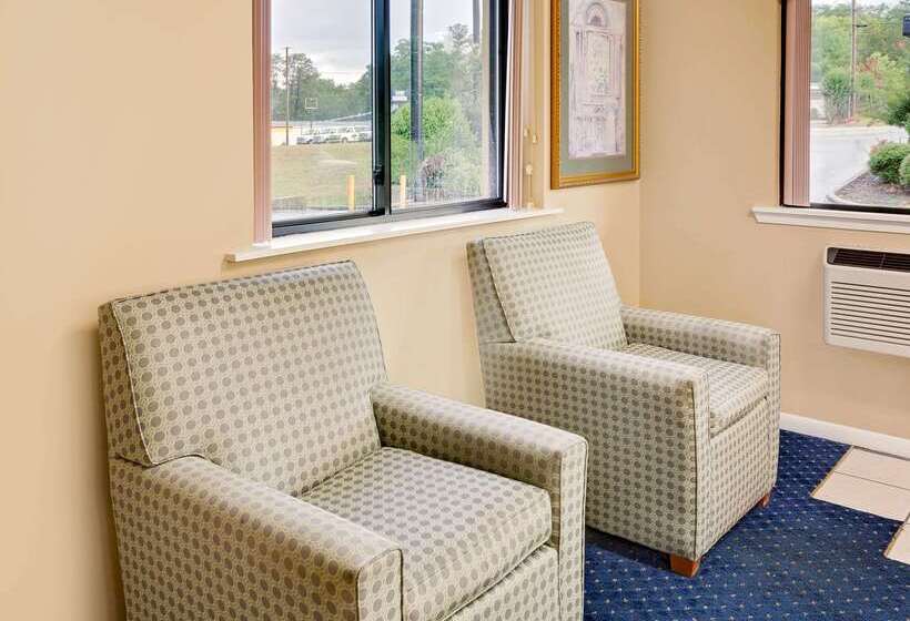 مُتل Super 8 By Wyndham Laurel