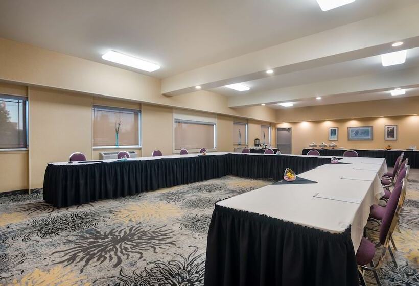 استراحتگاه Best Western Plus Norwester Hotel & Conference Centre