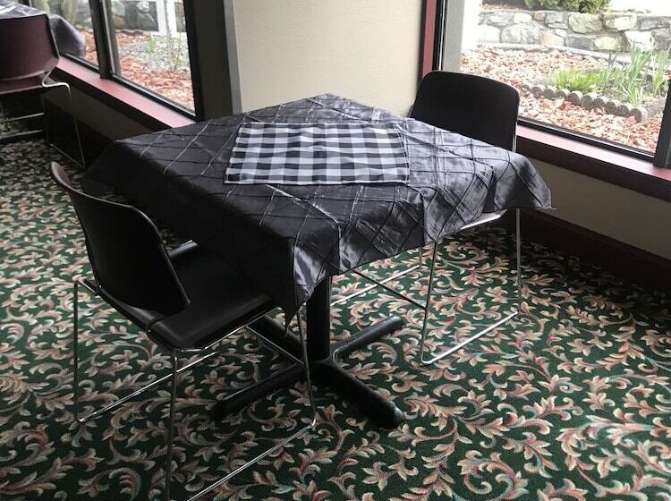 בית מלון כפרי Airport Inn