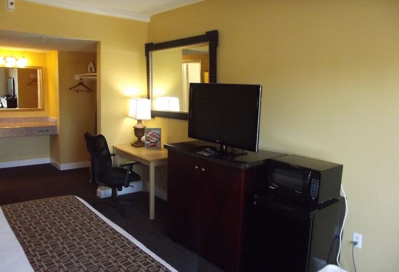 Отель Ambassadors Inn & Suites