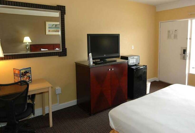 Отель Ambassadors Inn & Suites