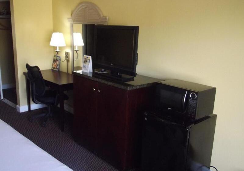 Отель Ambassadors Inn & Suites