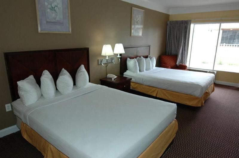 Отель Ambassadors Inn & Suites