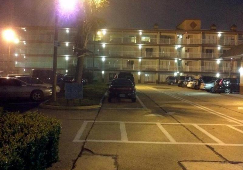 Отель Ambassadors Inn & Suites