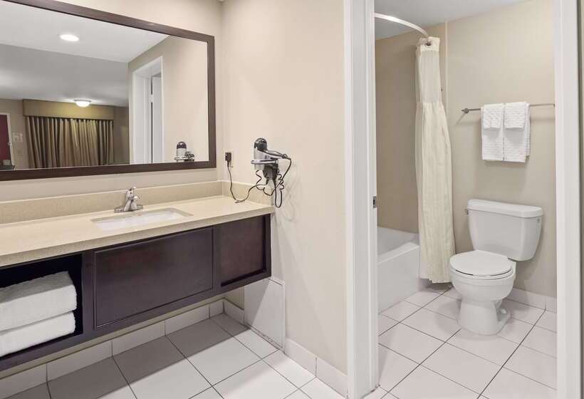 בית מלון כפרי Best Western Pasadena Royale Inn & Suites