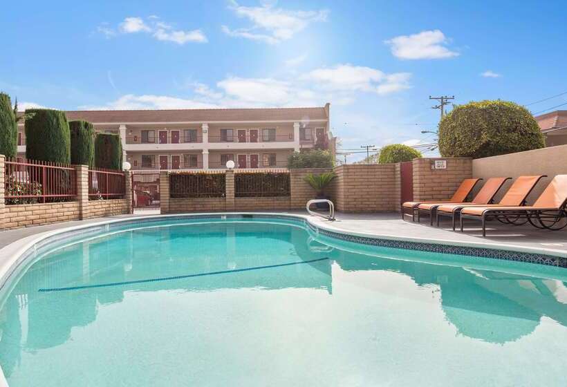 בית מלון כפרי Best Western Pasadena Royale Inn & Suites