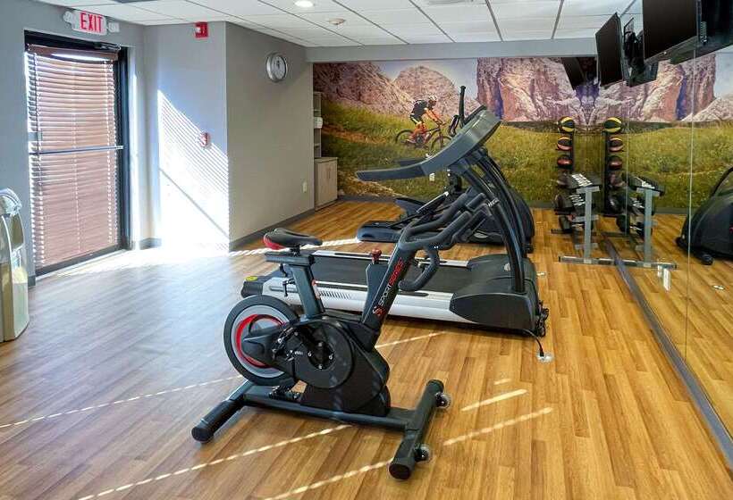 ホテル Clarion Pointe Near University