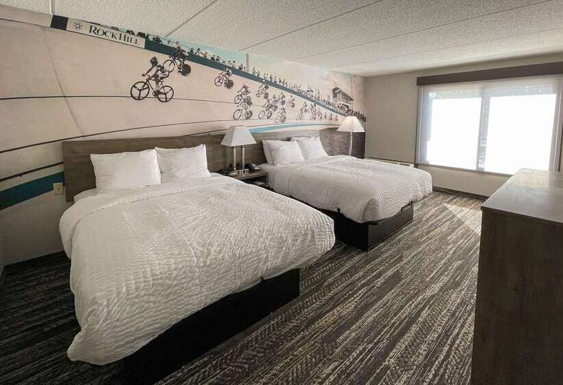 ホテル Clarion Pointe Near University