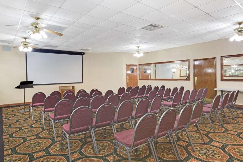 ホテル Clarion Pointe Near University