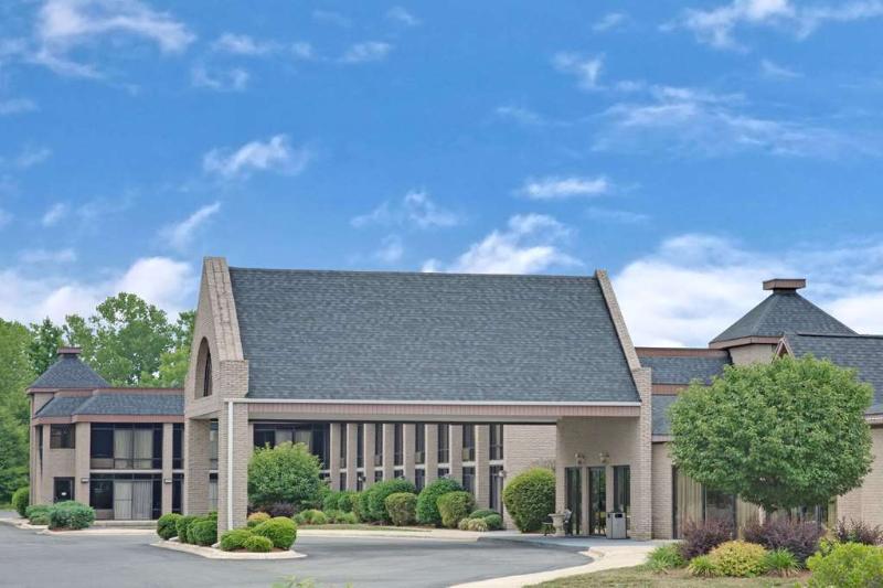 ホテル Clarion Pointe Near University