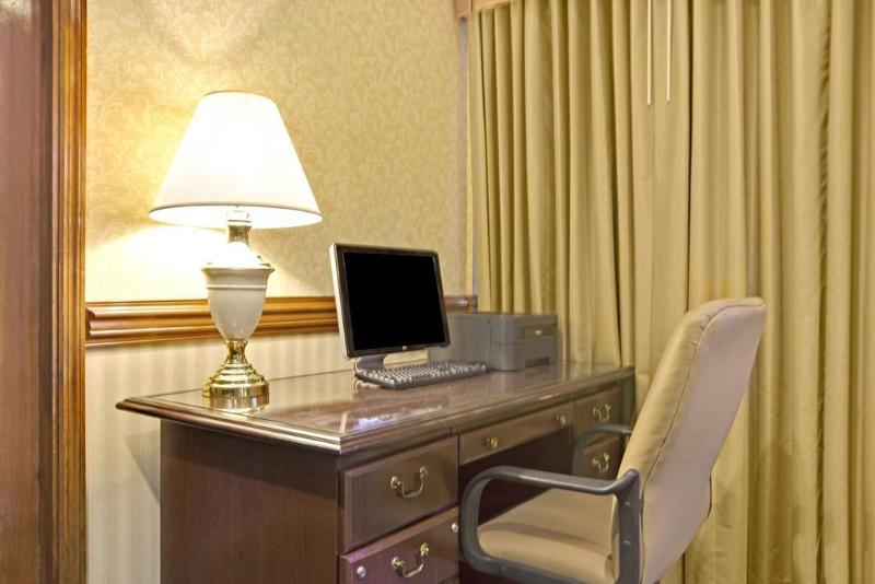 ホテル Clarion Pointe Near University