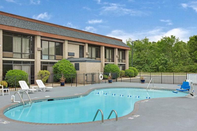 ホテル Clarion Pointe Near University