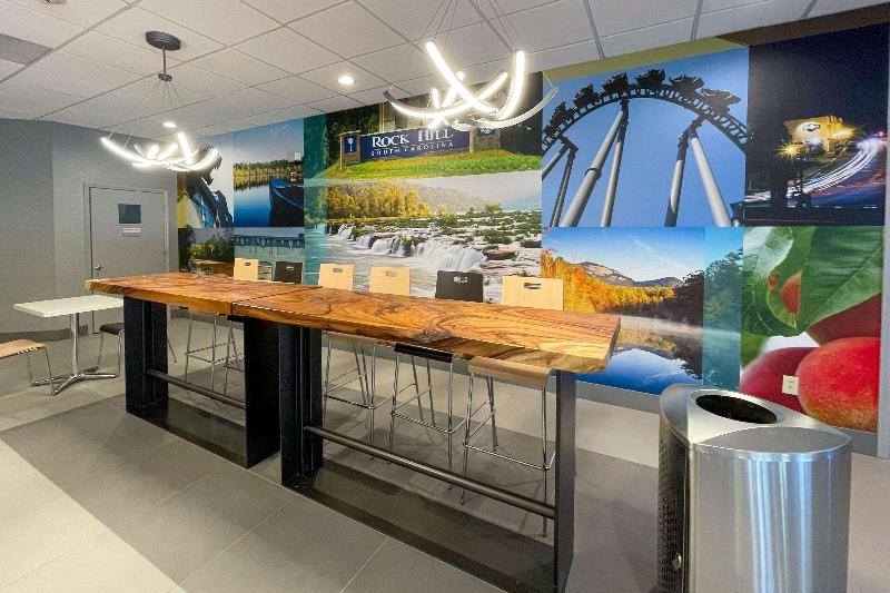 ホテル Clarion Pointe Near University