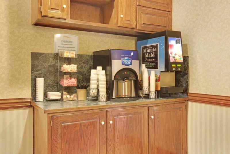 ホテル Clarion Pointe Near University