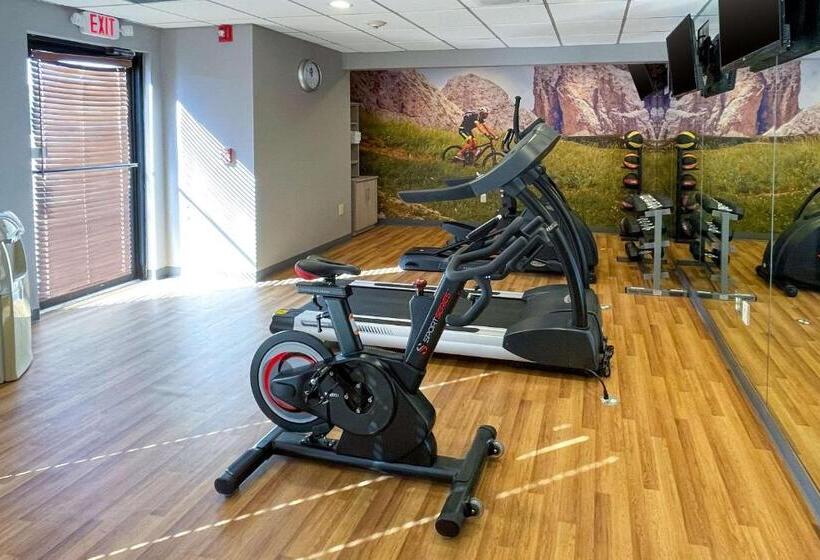 ホテル Clarion Pointe Near University