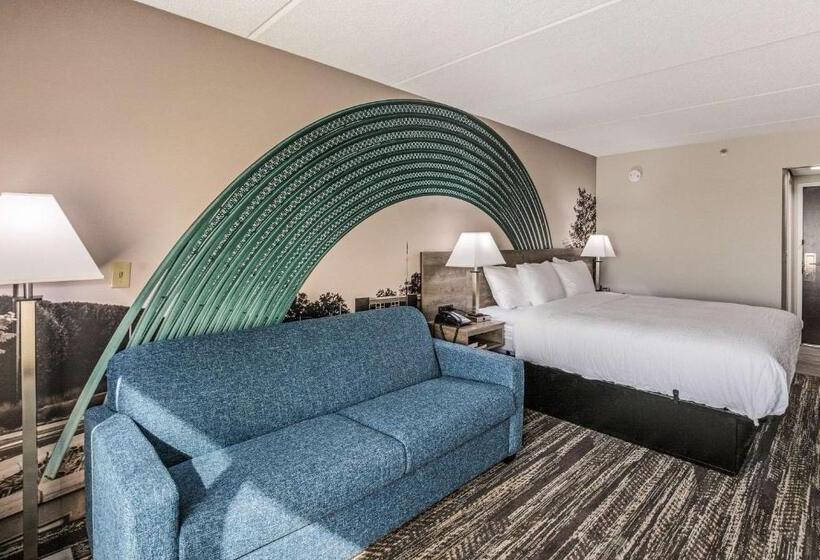 ホテル Clarion Pointe Near University