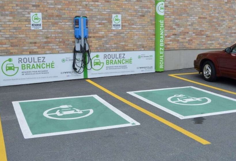 בית מלון כפרי Clarion Pointe Quebec Airport