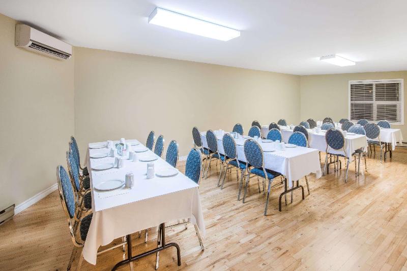 בית מלון כפרי Clarion Pointe Quebec Airport