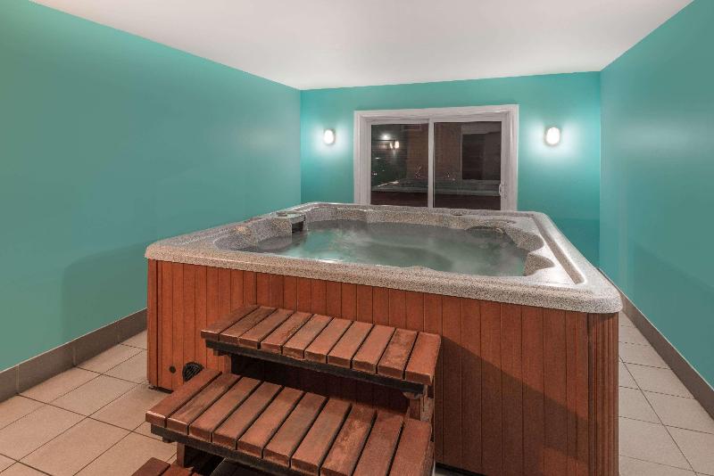 בית מלון כפרי Clarion Pointe Quebec Airport