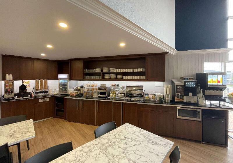 בית מלון כפרי Clarion Pointe Quebec Airport