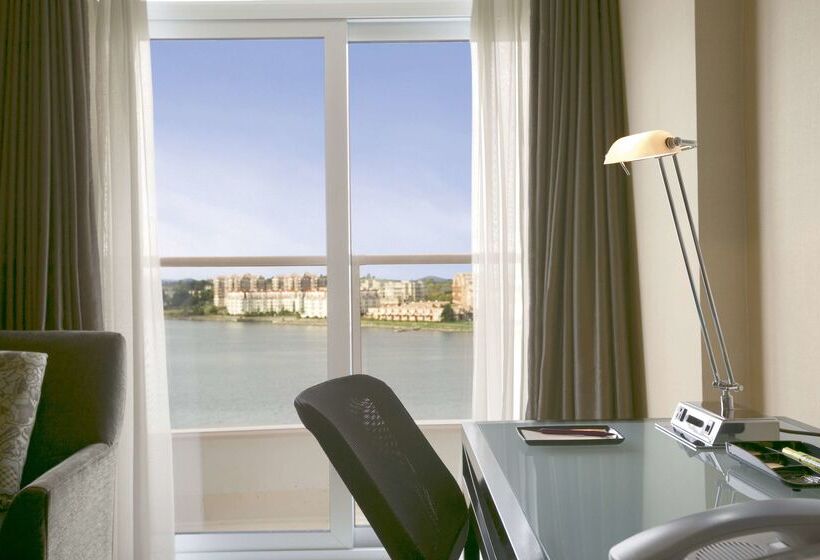 Coast Victoria Hotel & Marina By Apa