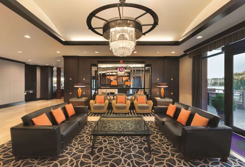 Coast Victoria Hotel & Marina By Apa