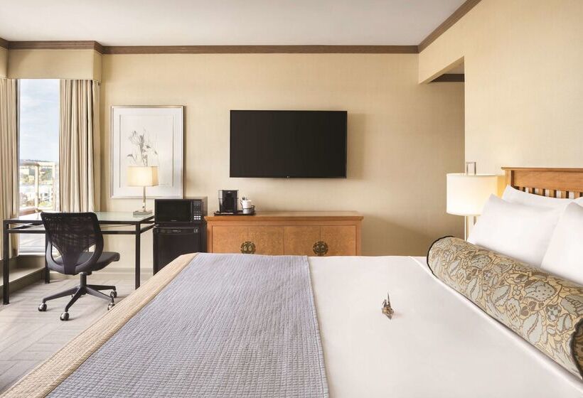 Coast Victoria Hotel & Marina By Apa