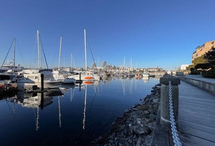 Coast Victoria Hotel & Marina By Apa