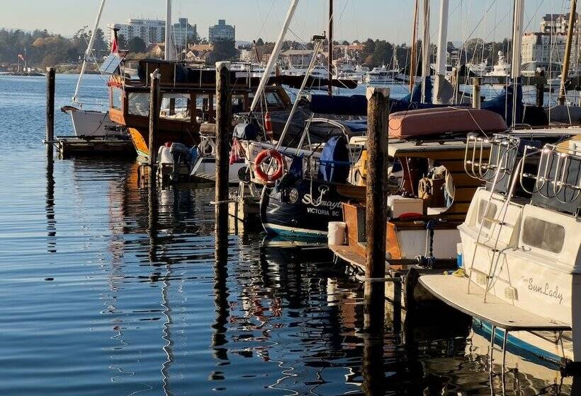 Coast Victoria Hotel & Marina By Apa