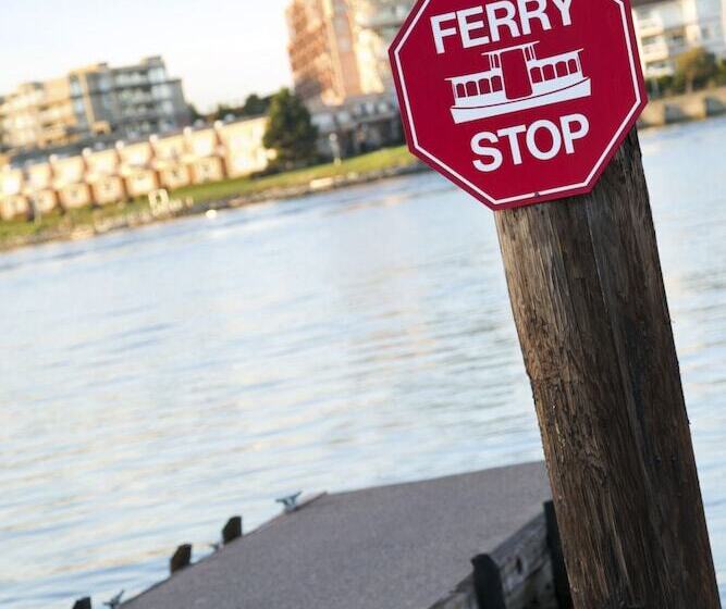 Coast Victoria Hotel & Marina By Apa