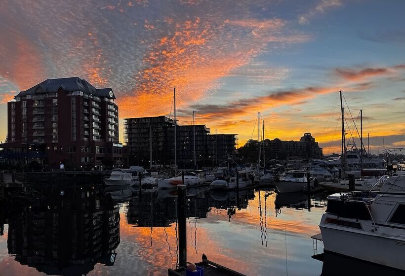 Coast Victoria Hotel & Marina By Apa