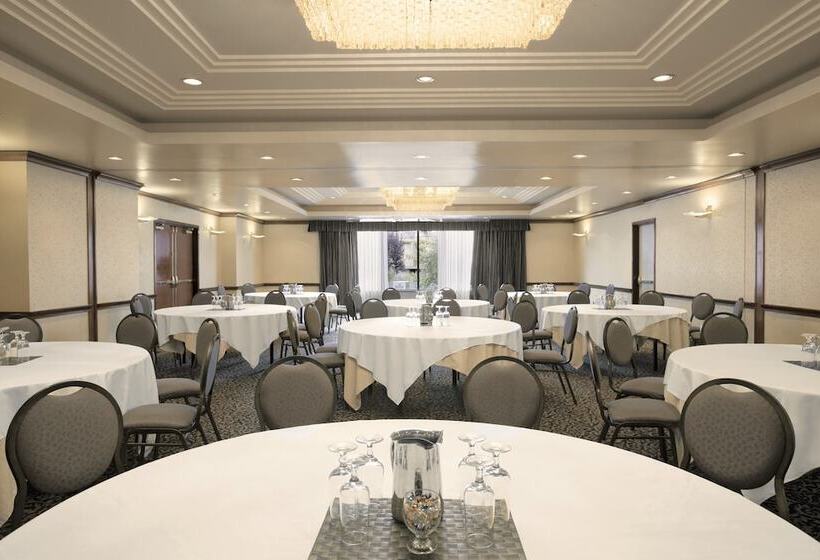 Coast Victoria Hotel & Marina By Apa