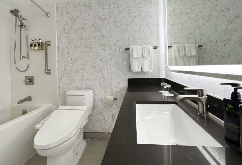 Coast Victoria Hotel & Marina By Apa