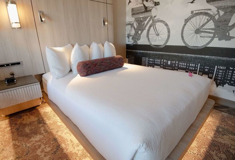 Coast Victoria Hotel & Marina By Apa