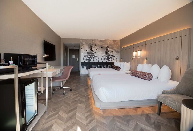 Coast Victoria Hotel & Marina By Apa