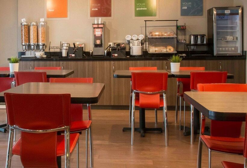 בית מלון כפרי Comfort Inn Airport