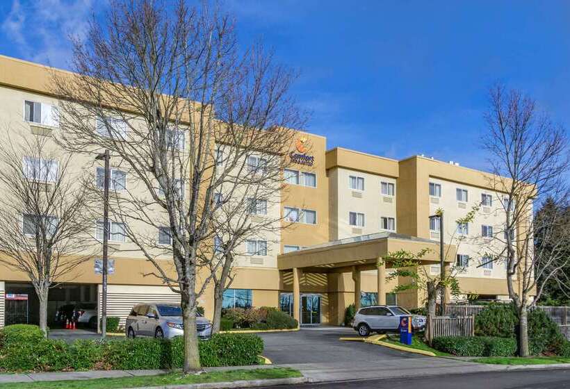 Отель Comfort Inn & Suites Seattle North