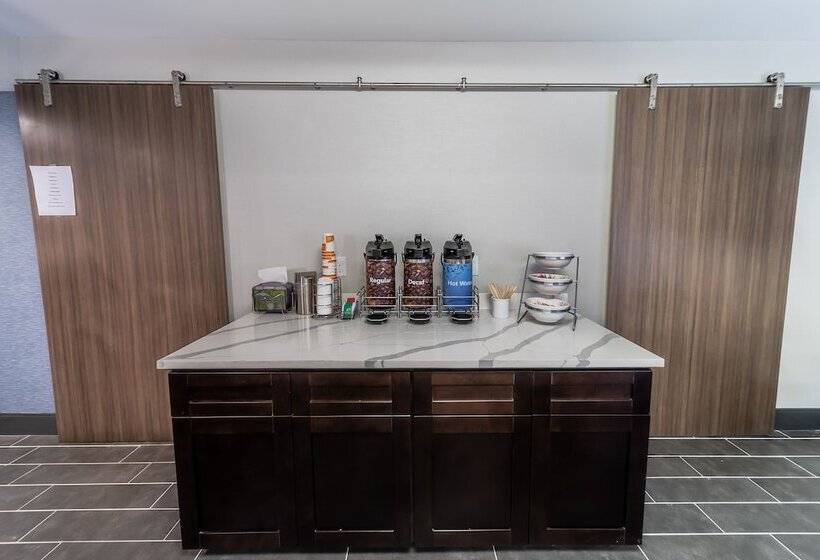 فندق Comfort Inn & Suites Wyomissing Reading