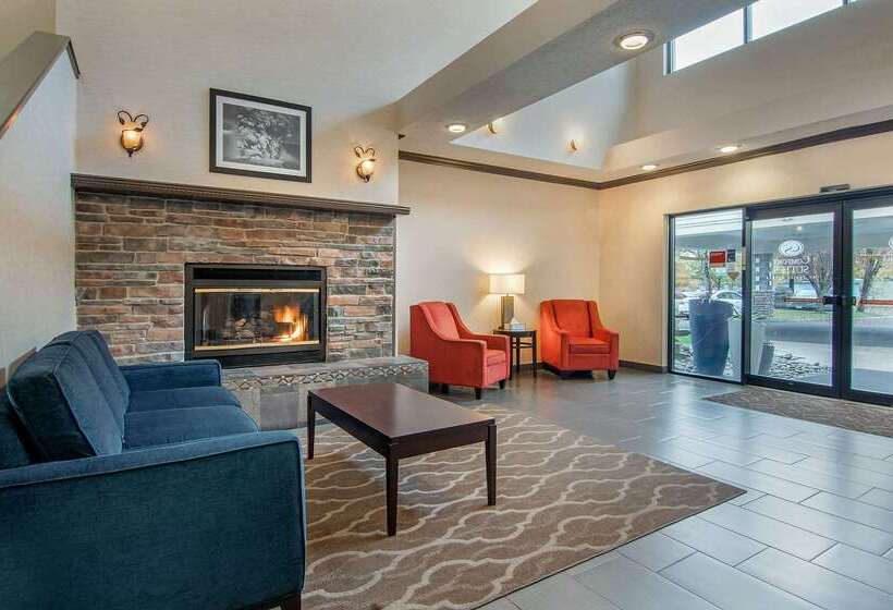 בית מלון כפרי Comfort Suites Near Vancouver Mall