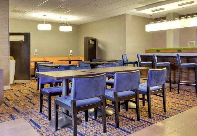 ホテル Courtyard Raleigh Crabtree Valley