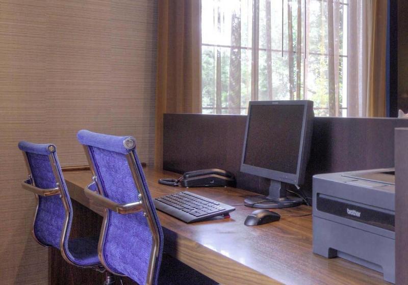 ホテル Courtyard Raleigh Crabtree Valley