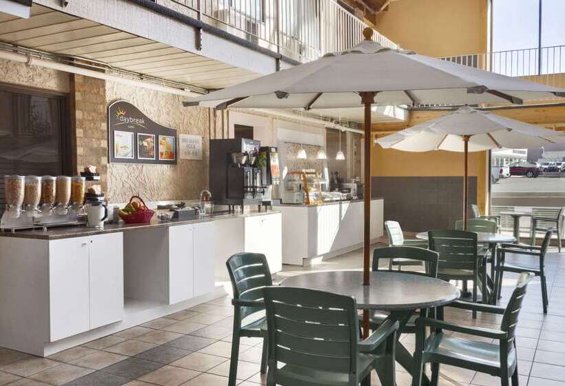בית מלון כפרי Days Inn By Wyndham Lethbridge