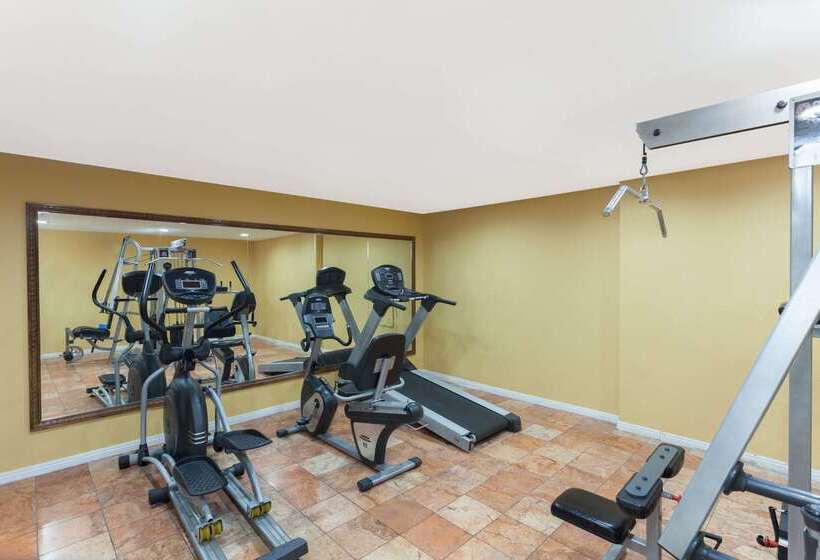 فندق Days Inn By Wyndham Mission Valley Sdsu