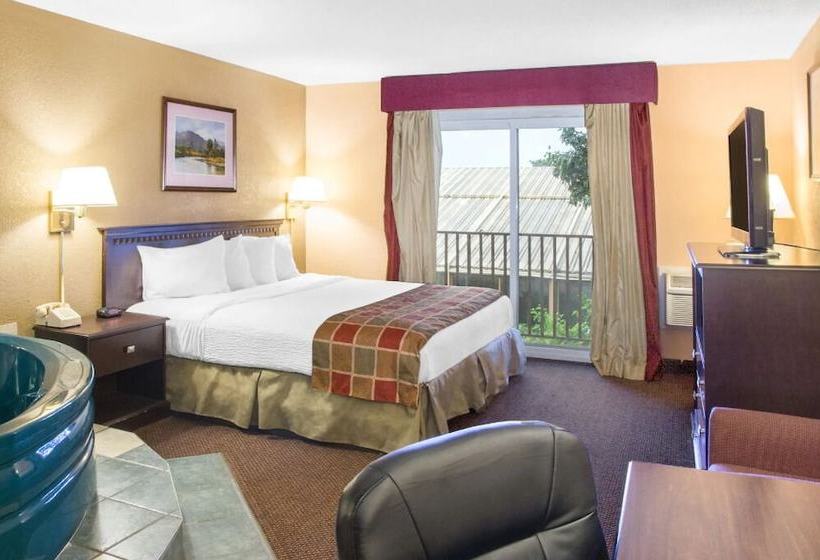 Отель Days Inn By Wyndham Toledo