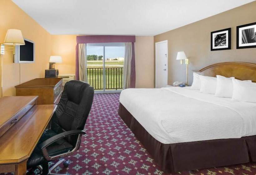 Отель Days Inn By Wyndham Toledo