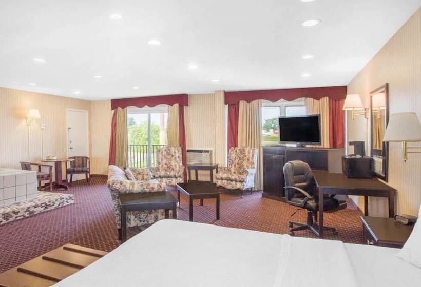 Отель Days Inn By Wyndham Toledo