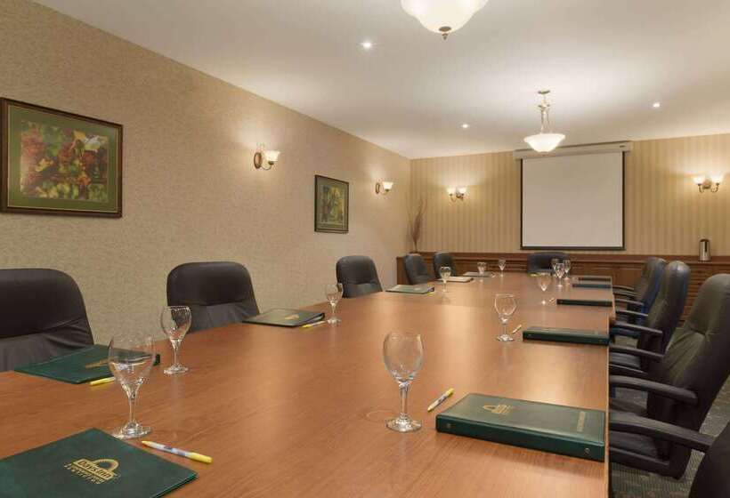 בית מלון כפרי Days Inn By Wyndham Penticton Conference Centre